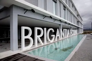 No parque de ciência e tecnologia Brigantia EcoPark existe um sistema de geotermia que permite aumentar a temperatura ambiente no inverno e diminuir no verão