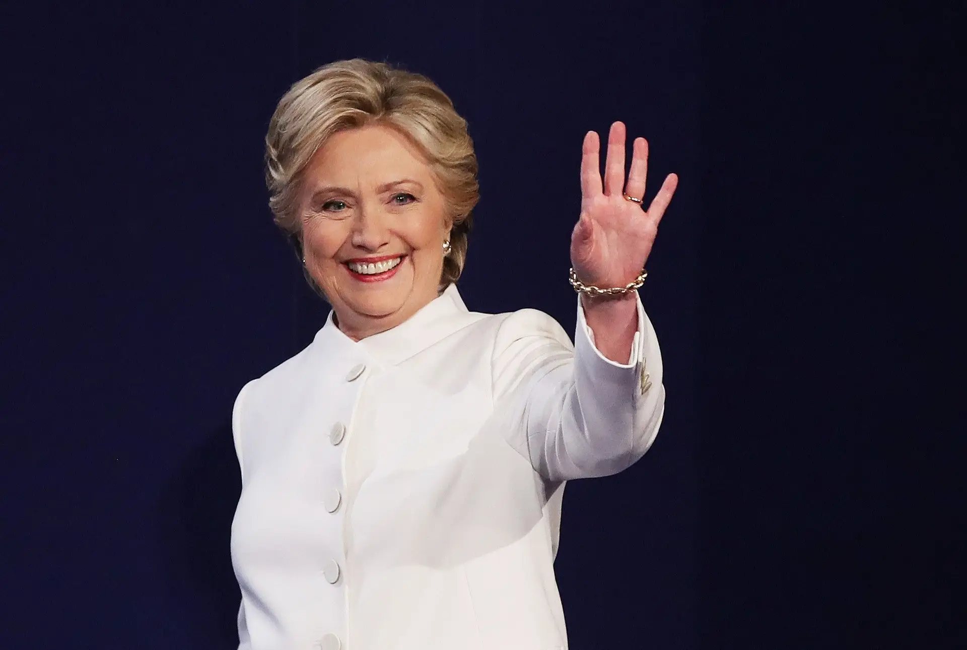Hillary Clinton diz que Assange “tem de responder pelo que fez” 
