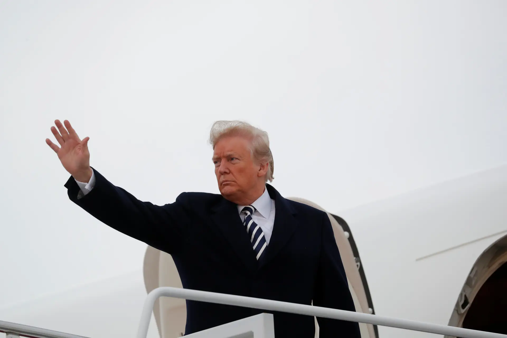 Trump adverte que pode tirar acreditações a mais jornalistas