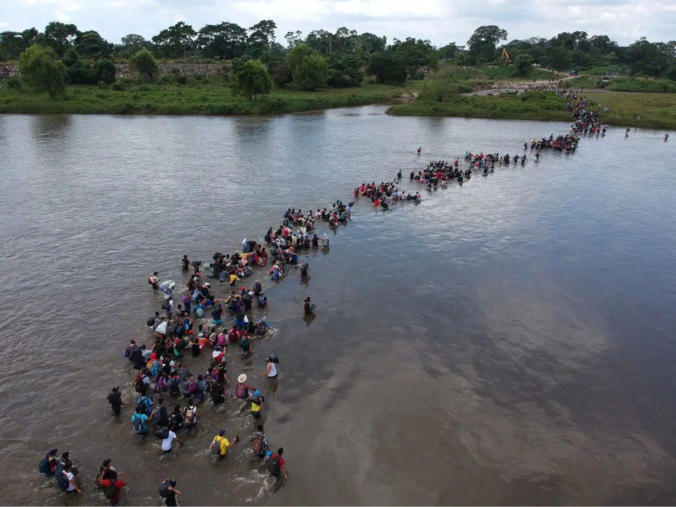 Migrantes de El Salvador atravessam o Rio Suchiate, que serve de fronteira entre a Guatemala e o México