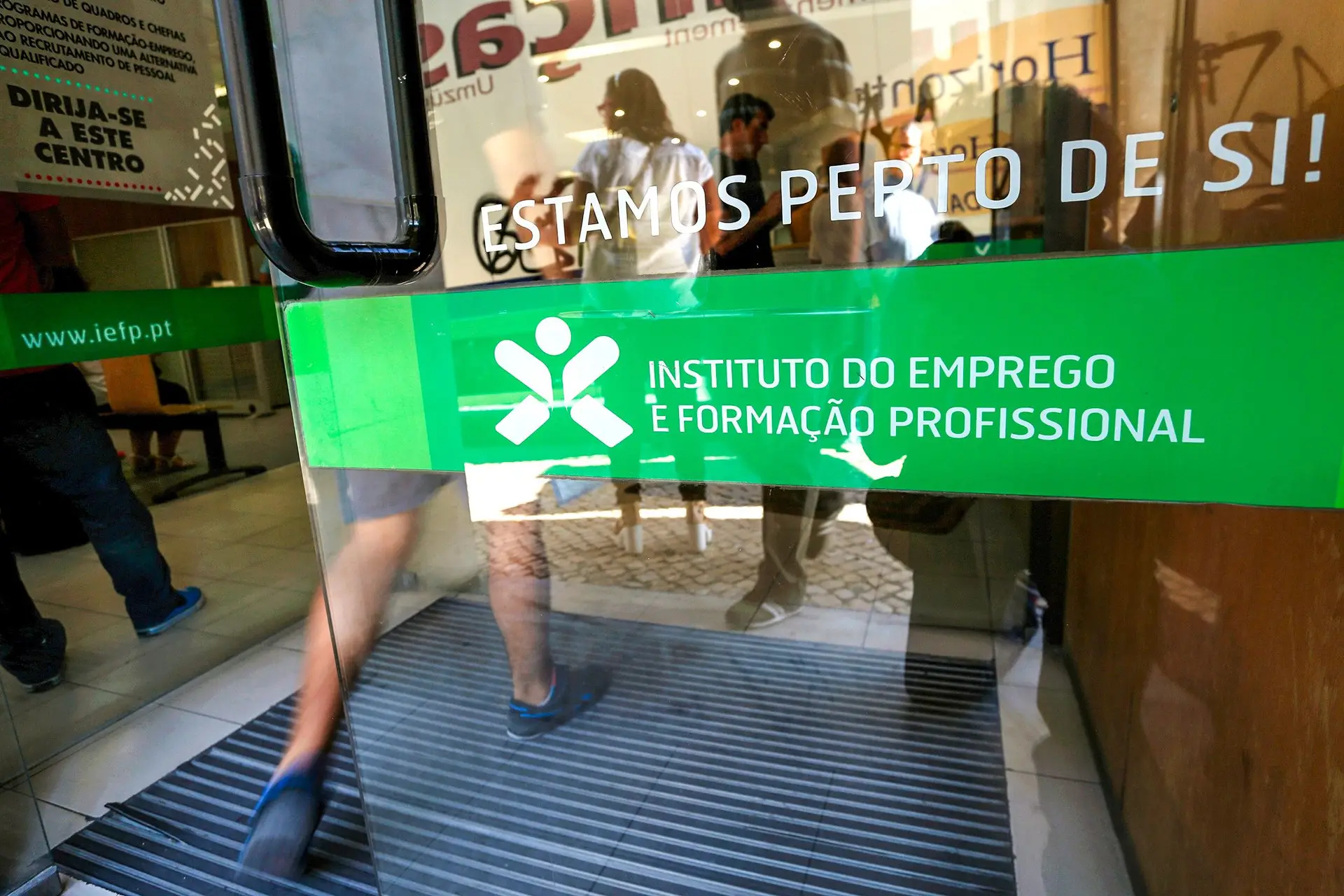 Mercado de trabalho resiste ao abrandamento da economia: desemprego recuou para 6,1% no segundo trimestre