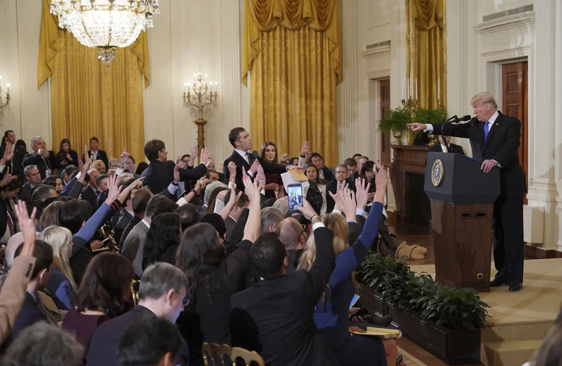 Trump avisa CNN: se o jornalista se voltar a portar mal, “corremos com ele”