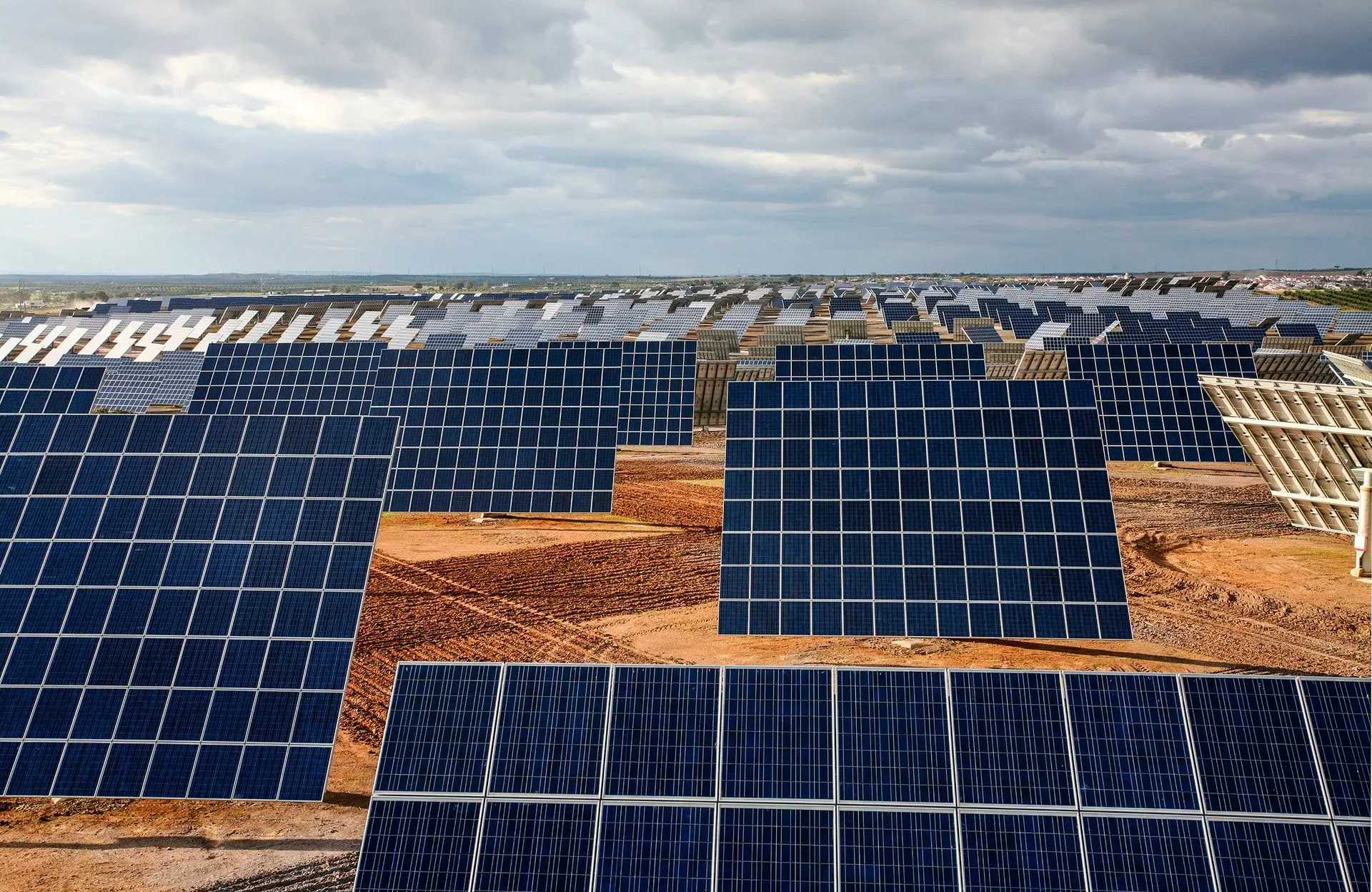 Novas centrais solares em Portugal não têm direito a tarifas subsidiadas