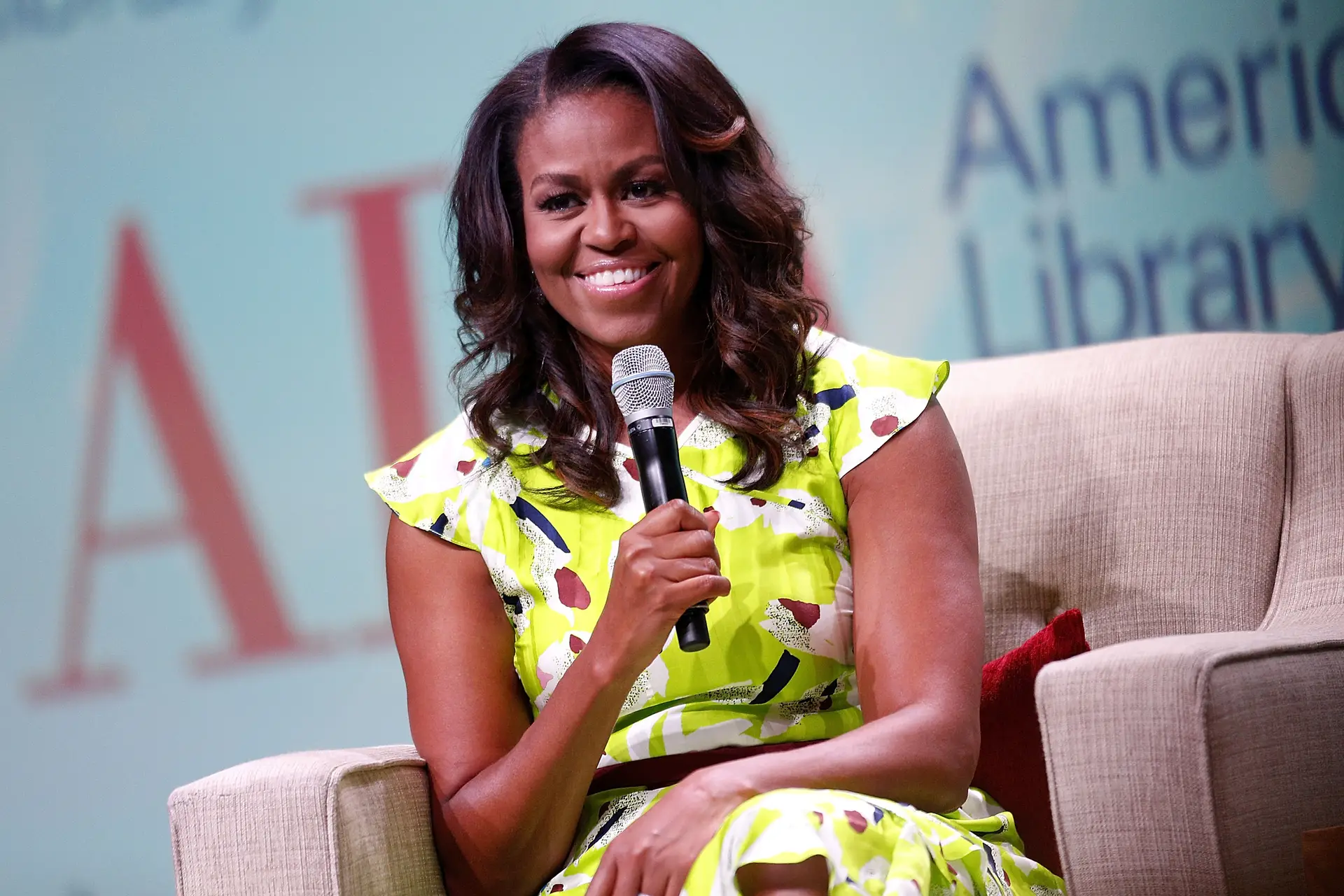 Campanha de Trump foi “intolerante”, “perigosa” e “deliberadamente destinada a acirrar maluquinhos”, diz Michelle Obama em novo livro