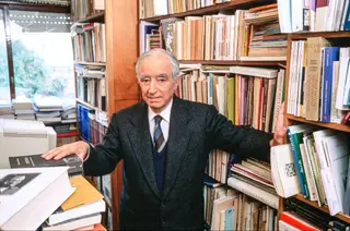 Óscar Lopes junto da sua biblioteca