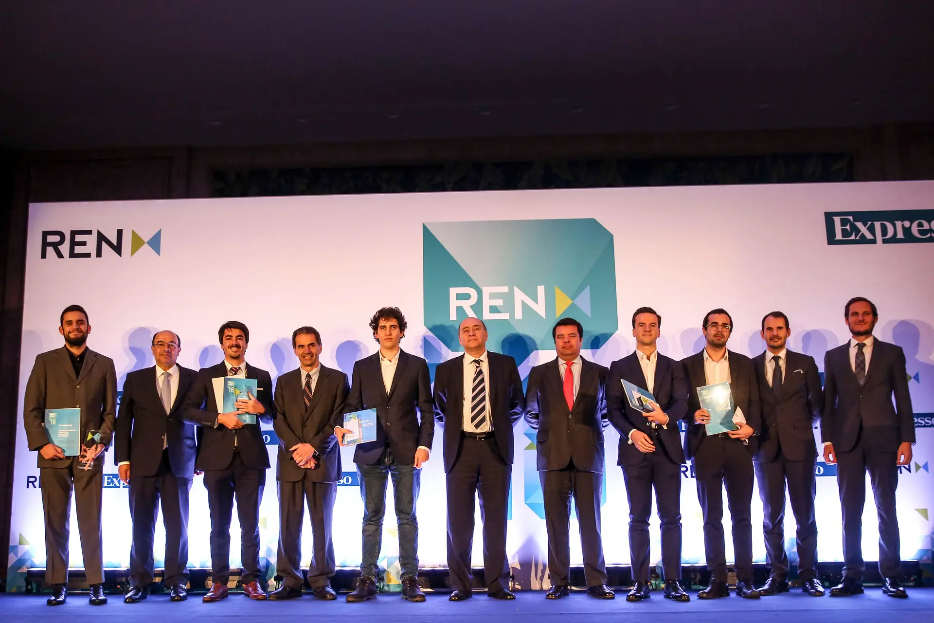 Os vencedores da edição 2018: foram cinco os estudantes distinguidos na 24ª edição dos Prémios REN, entregues esta semana numa cerimónia em que esteve presente o ministro da Ciência, Tecnologia e Ensino Superior,
Manuel Heitor, que salientou: “Portugal tem o recorde mundial de número de dias com eletricidade fornecida por energias renováveis.” Das 36 teses de mestrado a concurso resultaram três prémios e duas menções honrosas. Gabriel Maciel, do Instituto Superior Técnico, foi o grande vencedor. Pedro Beires, da Faculdade de Engenharia da Universidade do Porto (FEUP), foi o segundo premiado. A fechar o pódio esteve Fábio Brito, da mesma universidade. Esta instituição da Invicta
foi ainda representada, nas menções honrosas, por João Espírito Santo. A segunda menção honrosa foi para João Anjo,
do Instituto Superior Técnico. Os prémios foram entregues por Manuel Heitor, Rodrigo Costa, chairman e CEO da REN, Francisco Pedro Balsemão, CEO da Impresa, e João Peças Lopes, presidente do júri e professor catedrático da FEUP