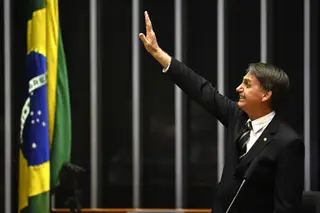 Bolsonaro promete legalizar posse de arma por decreto