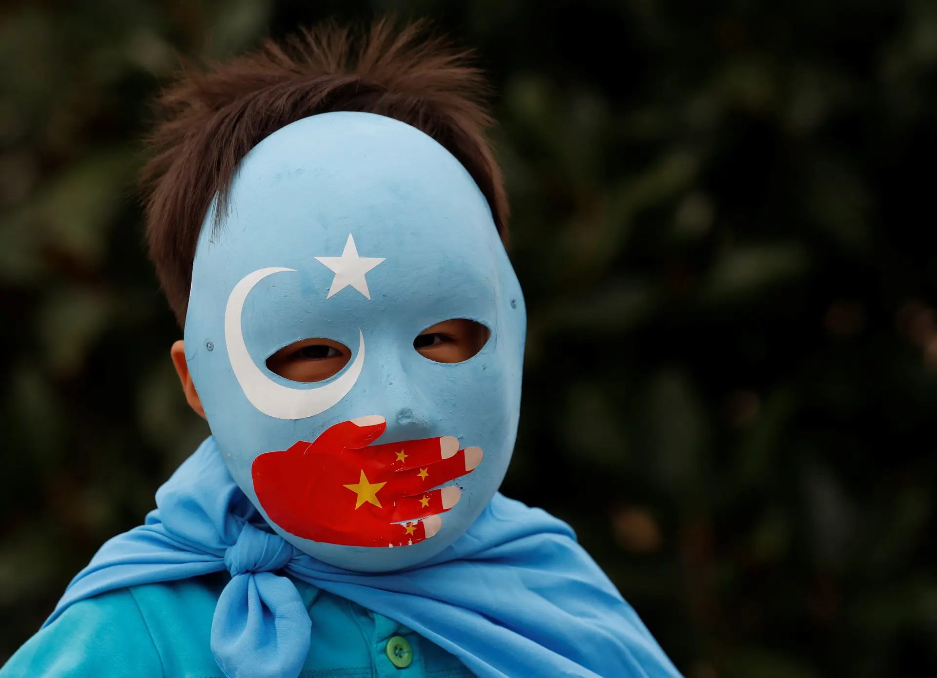 Rapaz da minoria uigure numa manifestação em Instabul contra os campos de internamento chineses