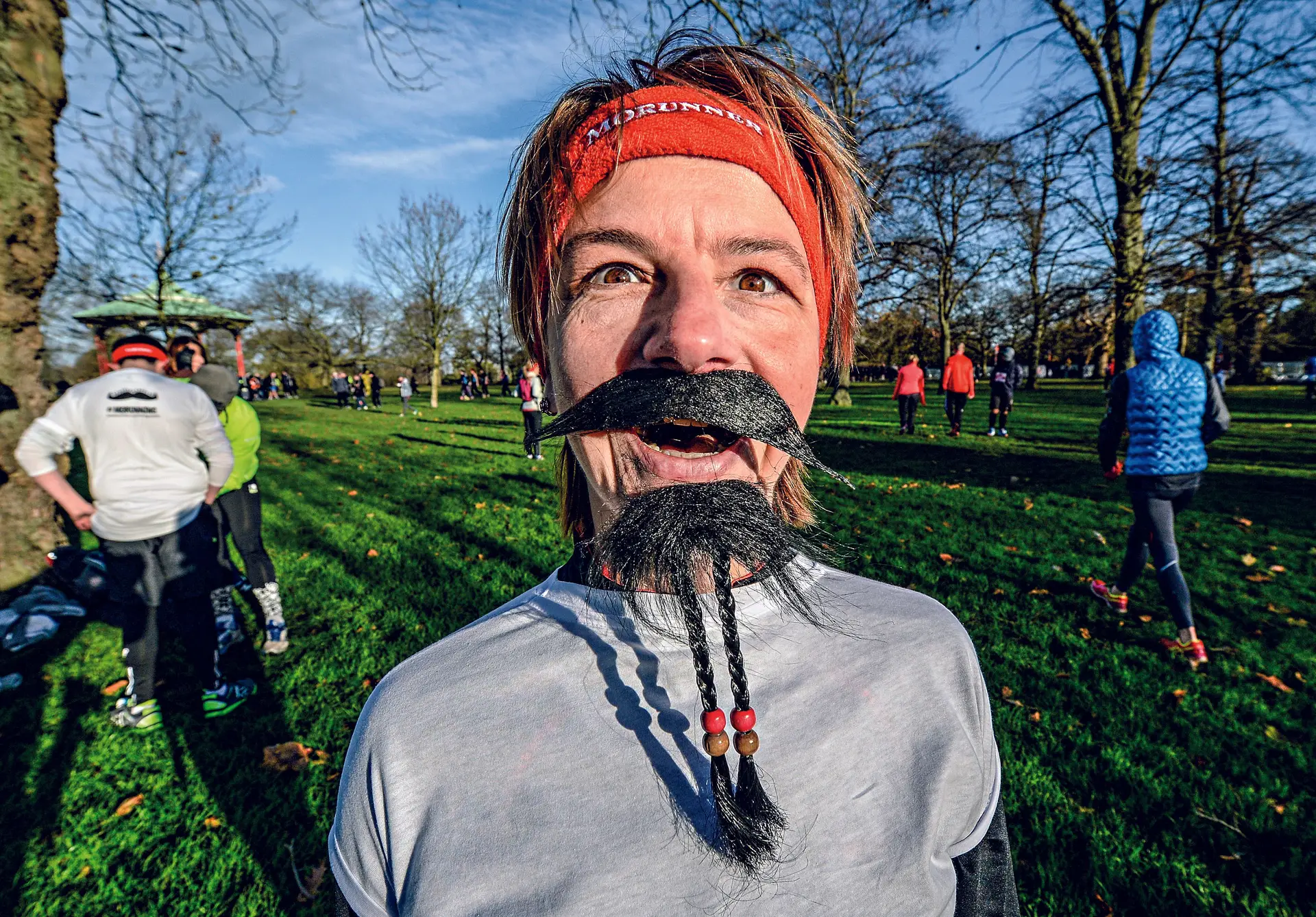 Este mês realizam-se em várias partes do mundo ações do Movember, movimento para angariar fundos para homens com cancro da próstata. A principal característica destes acontecimentos é o facto de as pessoas colocarem um bigode falso, como Nelly Ivanova, numa corrida em Londres