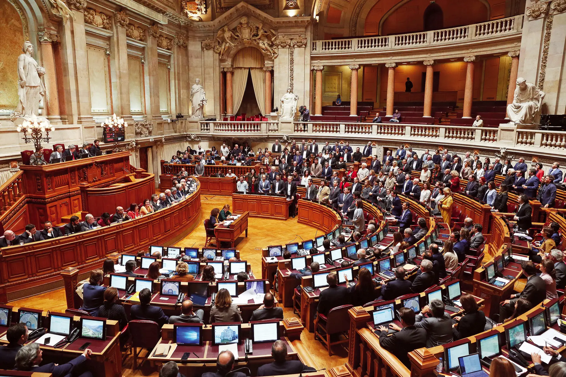 Parlamento enfrenta na próxima semana uma maratona de votações. São quase mil propostas de alteração, a somar à proposta de Orçamento
