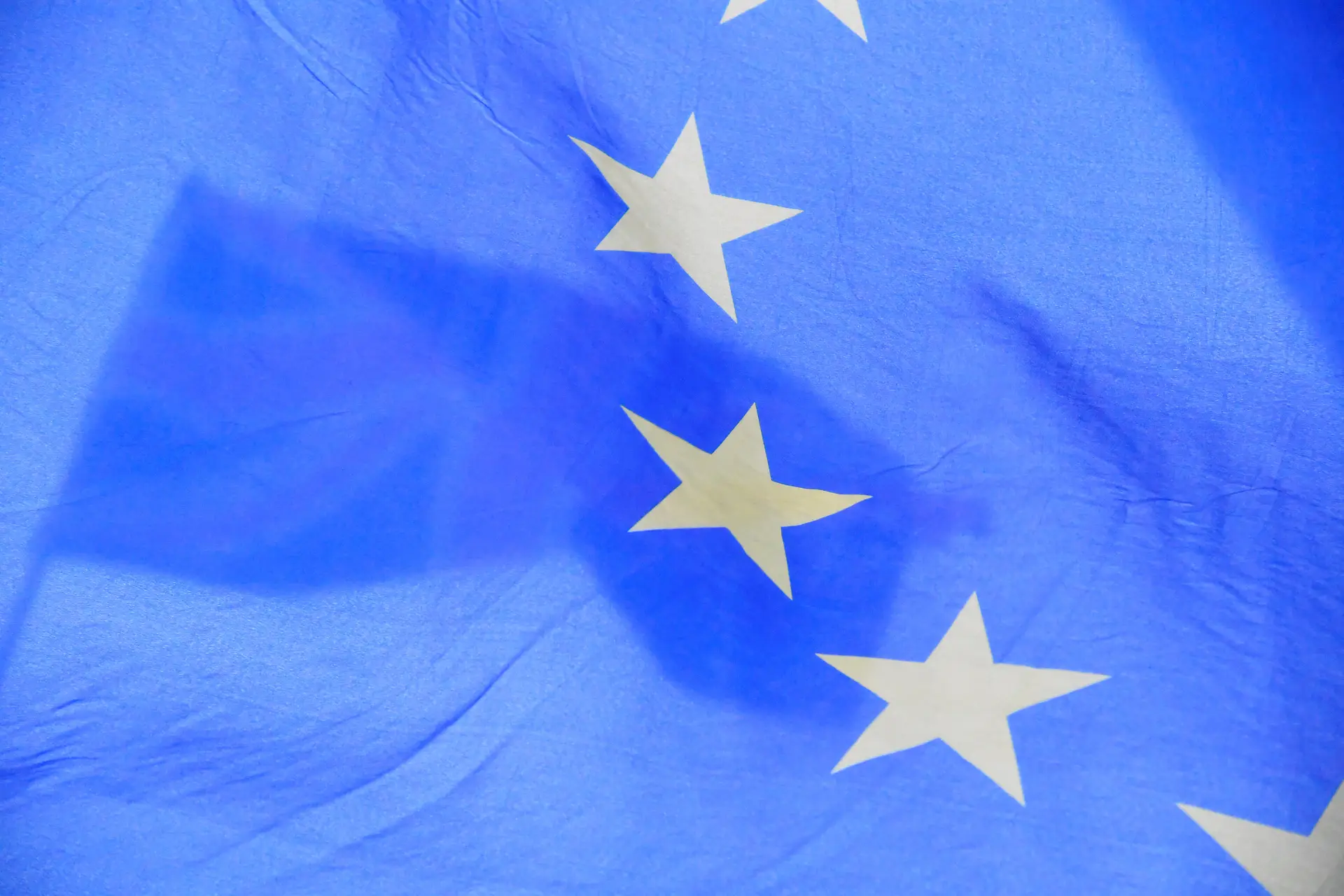 Bruxelas insta Portugal a transpor lei europeia contra branqueamento de capitais