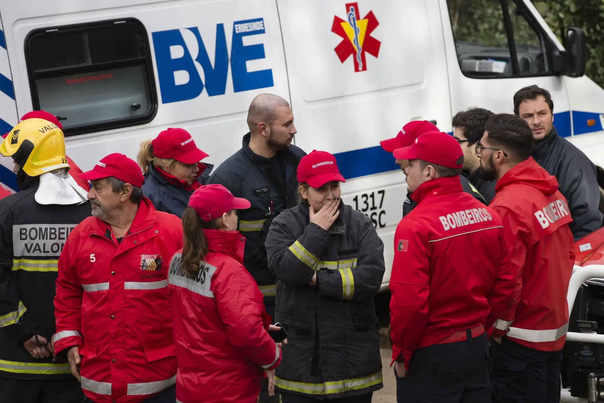 Elementos dos Bombeiros num posto de comando junto à Capela de Santa Justa, em Valongo, na zona onde caiu o helicóptero de emergência médica