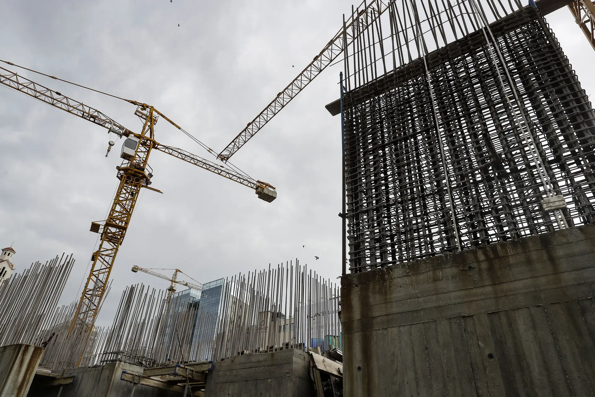 Volume de negócios da construção cresce menos em setembro, salários intensificam aumento