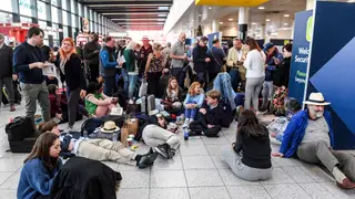 A maioria das companhias aéreas tem nos seus estatutos a obrigatoriedade de oferecer comida e alojamento a passageiros em situações de crise <span class="creditofoto">FOTO FACUNDO ARRIZABALAGA/EPA</span>