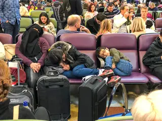 Ao início da tarde, a BBC dava conta de mais de dez mil pessoas à espera de um voo em Gatwick <span class="creditofoto">FOTO Ani Kochiashvili/via REUTERS</span>