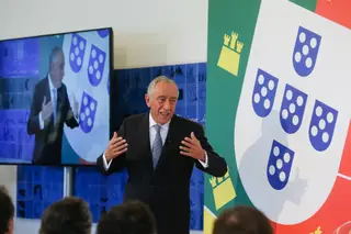 Marcelo passa tarde de natal com crianças internadas em contentores. Porta-voz dos pais critica obras de fachada para o receber