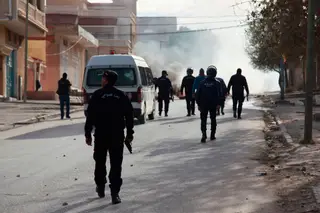 Protestos na Tunísia depois de jornalista se ter imolado pelo fogo
