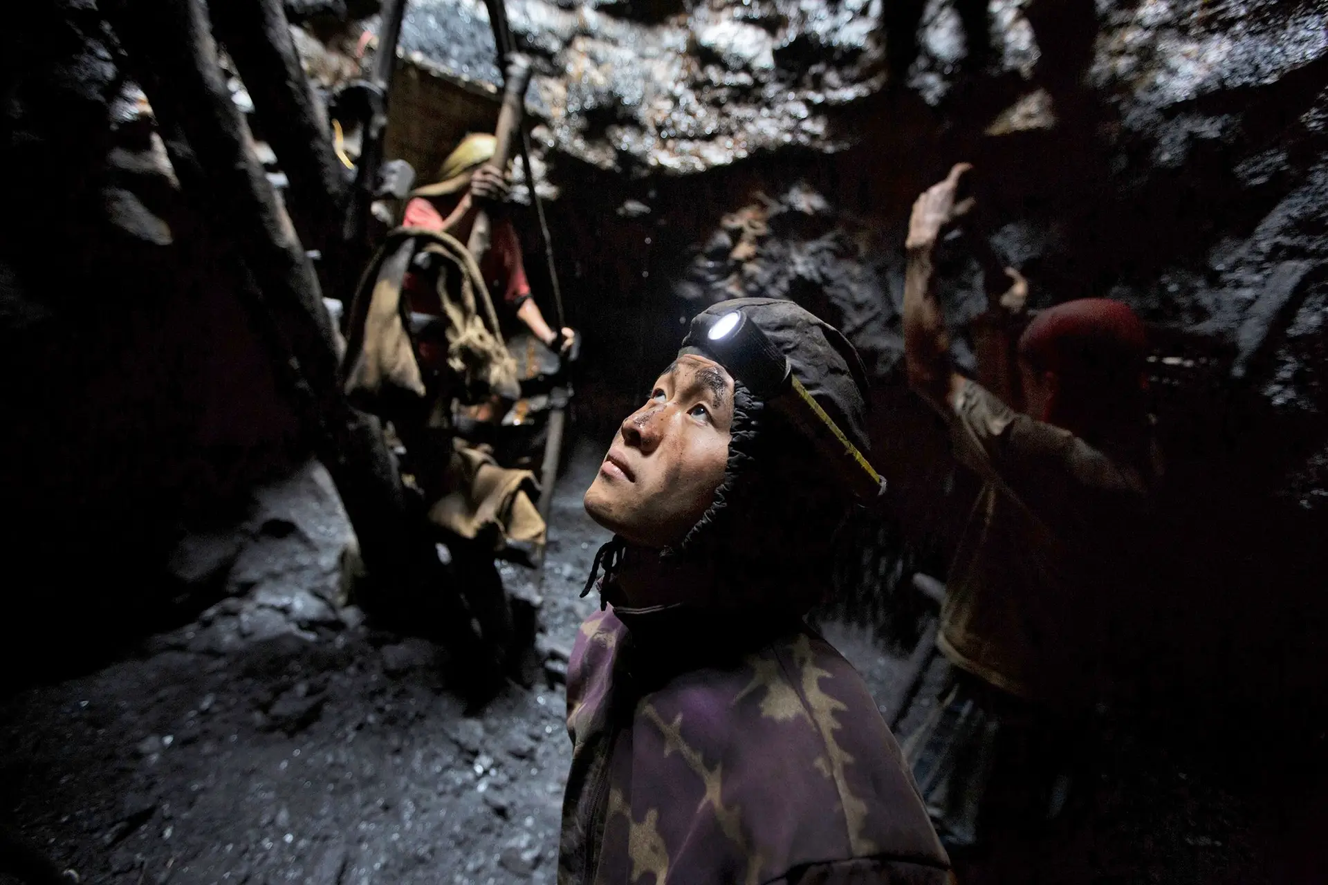 As minas conhecidas como ‘buracos de rato’ são cavadas pelos próprios moradores, com o carvão a ser retirado através de fendas estreitas e horizontais. Este tipo de exploração foi proibido em 2014, mas manteve-se de forma clandestina