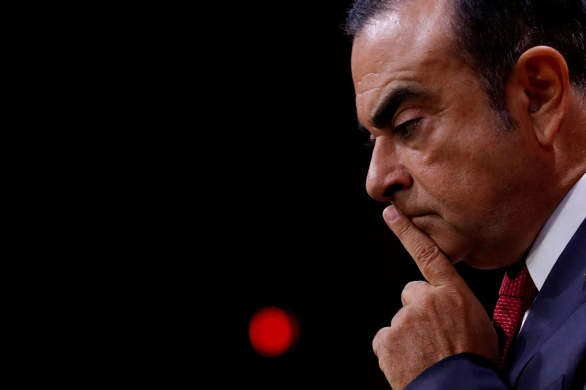 Ex-presidente da Nissan libertado em Tóquio mas sujeito a medidas de coação