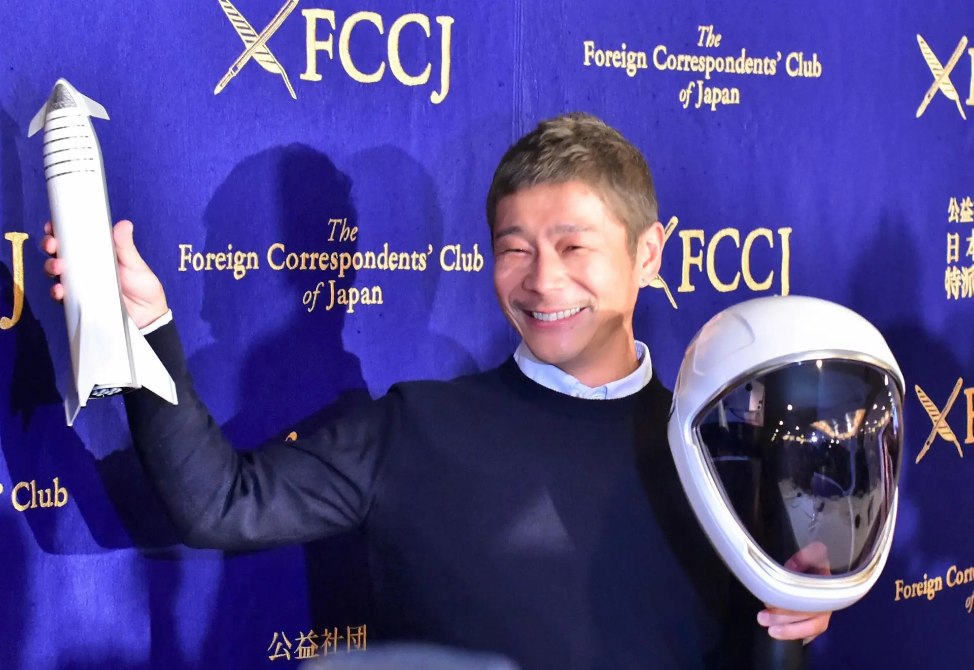 Expresso Milionario Japones Procura Mulher Para O Acompanhar A Lua