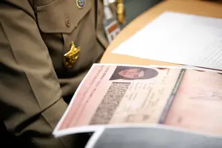 Cópia do passaporte da jovem saudita em posse do chefe da polícia de imigração tailandesa, Surachet Hakparn, durante uma conferência de imprensa no Aeroporto Suvarnabhumi, em Banguecoque <span class="creditofoto">Foto Rungroj Yongrit EPA</span>