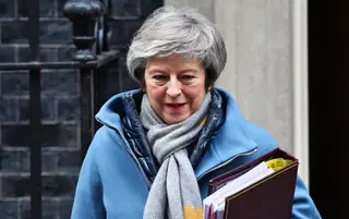 Theresa May, aqui à saída da sua residência oficial a caminho do Parlamento, não foi poupada no reinício do debate com os deputados sobre a saída dos britânicos da União Europeia <span class="creditofoto">Foto NEIL HALL / EPA</span>