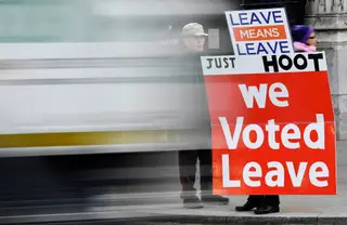 Um adepto do Brexit, esta tarde, no exterior do Parlamento britânico <span class="creditofoto">Foto Toby Melville / Reuters</span>