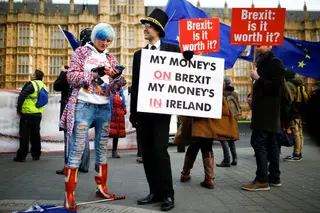 Manifestantes anti-Brexit também marcaram presença esta quarta-feira junto do Parlamento em Londres, no dia em que os deputados retomaram a discussão sobre a saída da União Europeia <span class="creditofoto">Foto Henry Nicholls / Reuters</span>