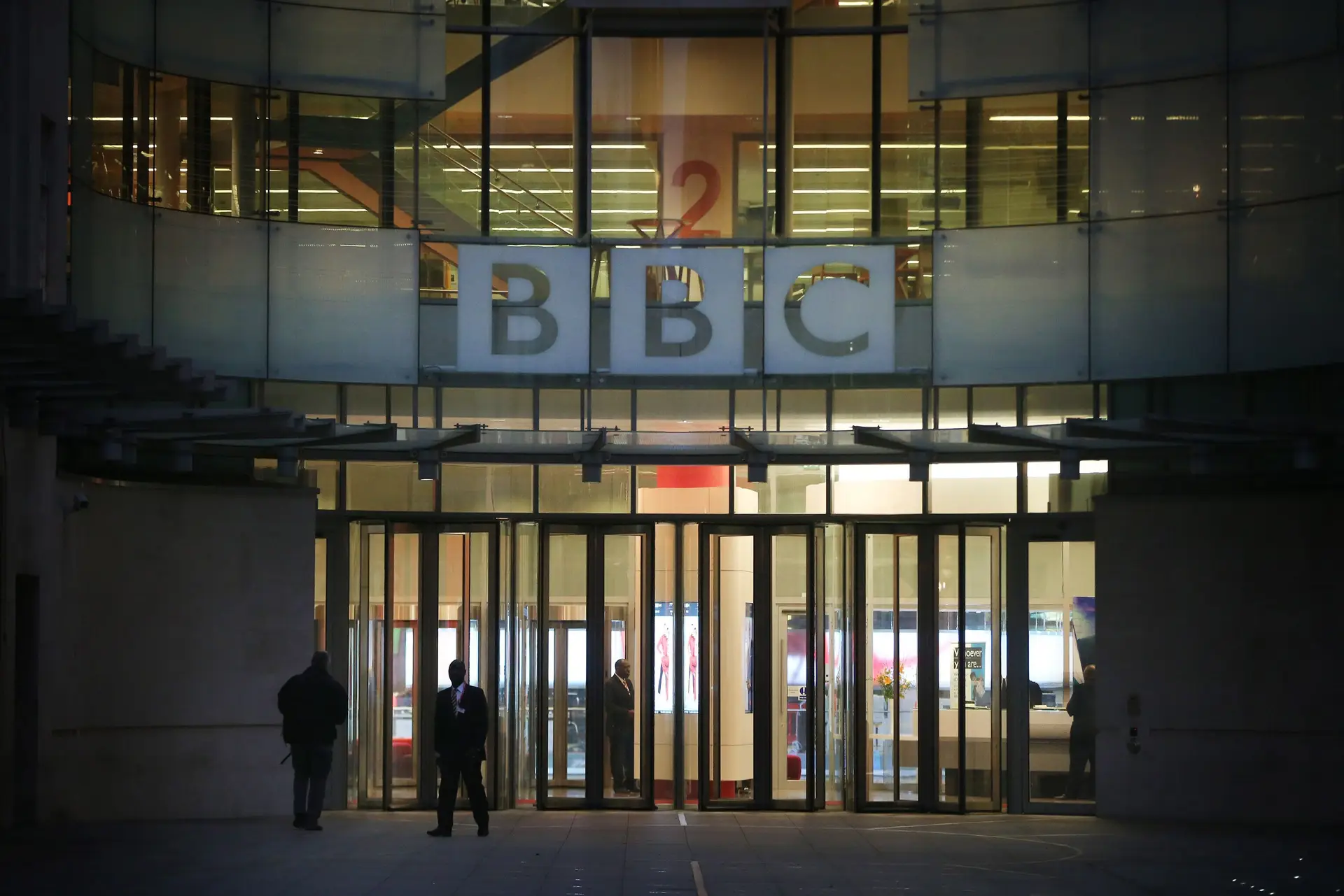 BBC condenada por discriminação salarial. Pagava menos €2900 por programa a jornalista mulher
