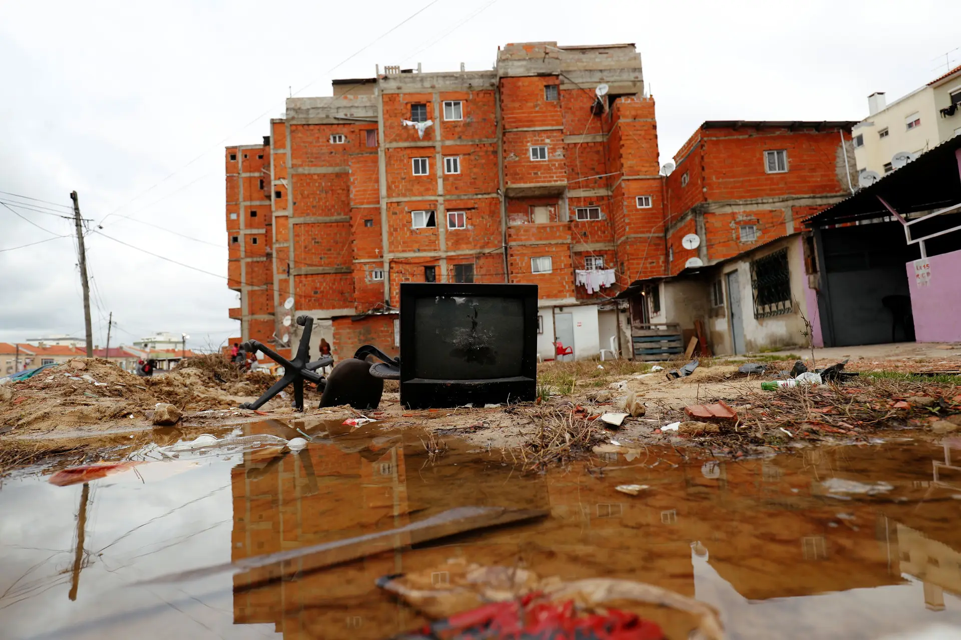 Moradores do bairro da Jamaica protestam esta sexta-feira em frente à Câmara do Seixal
