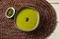 Sopa de legumes verdes com piso de manjericão