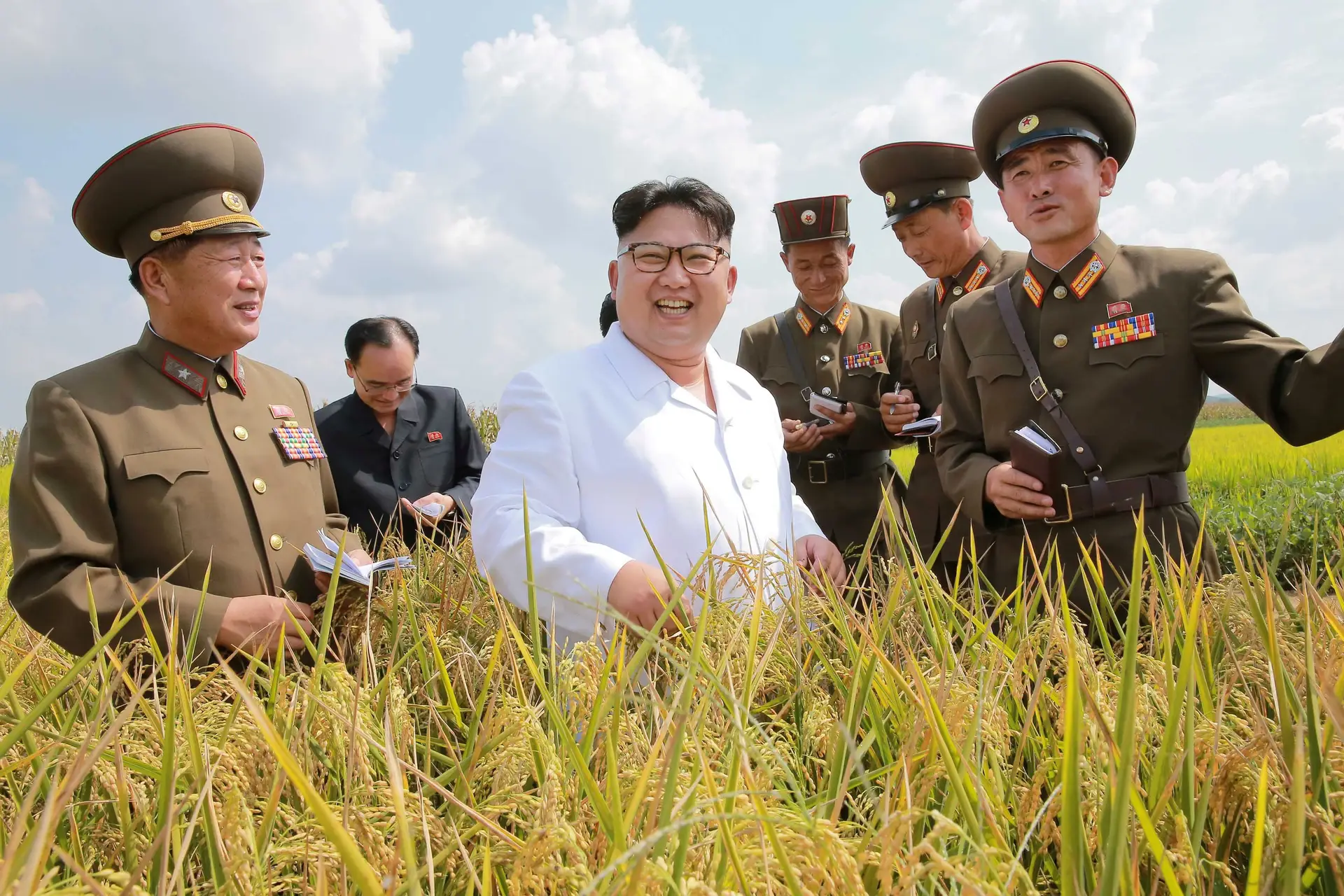 Rodeado de “apparatchiks”, Kim Jong-un visita a quinta nº 1116, gerida pela Unidade 810 do exército norte-coreano
