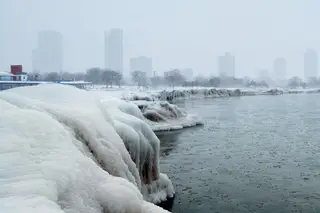 Chicago foi uma das cidades mais atingidas pela vaga de frio que assola o Midwest dos Estados Unidos, que obrigou ao cancelamento de mais de dois mil voos, bem como dezenas de ligações ferroviárias de e para aquela metrópole <span class="creditofoto">Foto Pinar Istekj / Reuters </span>