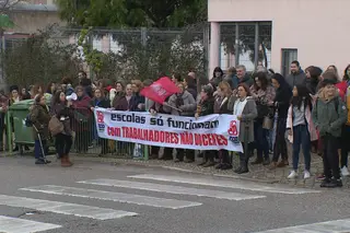 Protesto em frente à Escola Secundária Doutor José Afonso, no Seixal, contra a falta de pessoal 