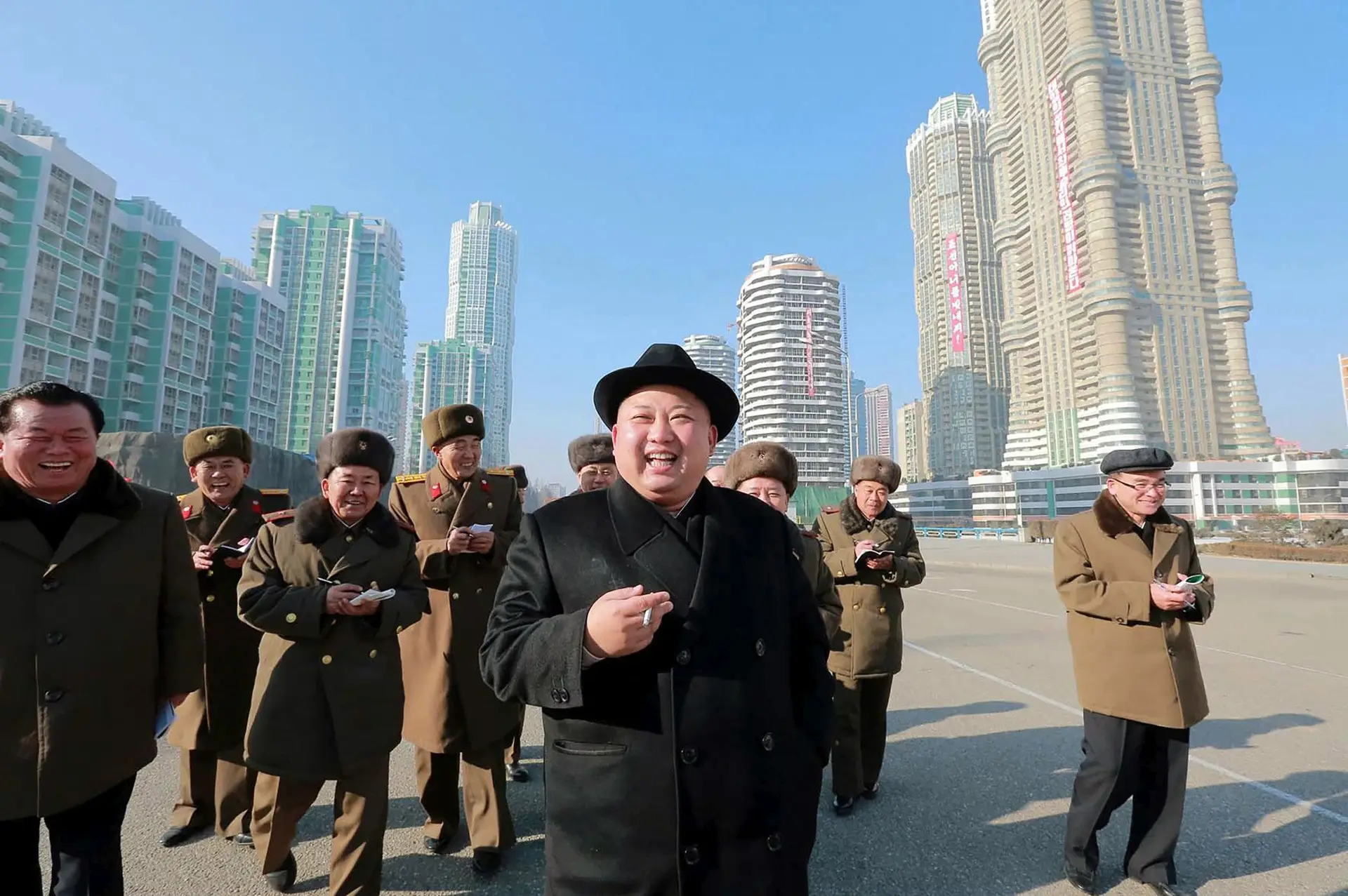 Durante uma inspeção a blocos de apartamentos em construção na Rua Ryomyong, em Pyongyang 