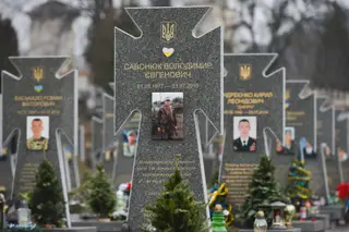Cemitério de Lychakiv, na cidade de Lviv, onde estão enterrados os soldados ucranianos que já morreram no conflito de Donbass, cerca de 4000 <span class="creditofoto">Foto Artur Widak/NurPhoto</span>