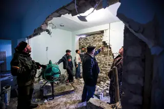 Danos causados por um ataque de forças ucranianas numa maternidade perto da cidade de Pervomaisk, no leste da Ucrânia, onde se concentram os rebeldes pró-Rússia <span class="creditofoto">Foto Maxim Zmeyev/REUTERS</span>