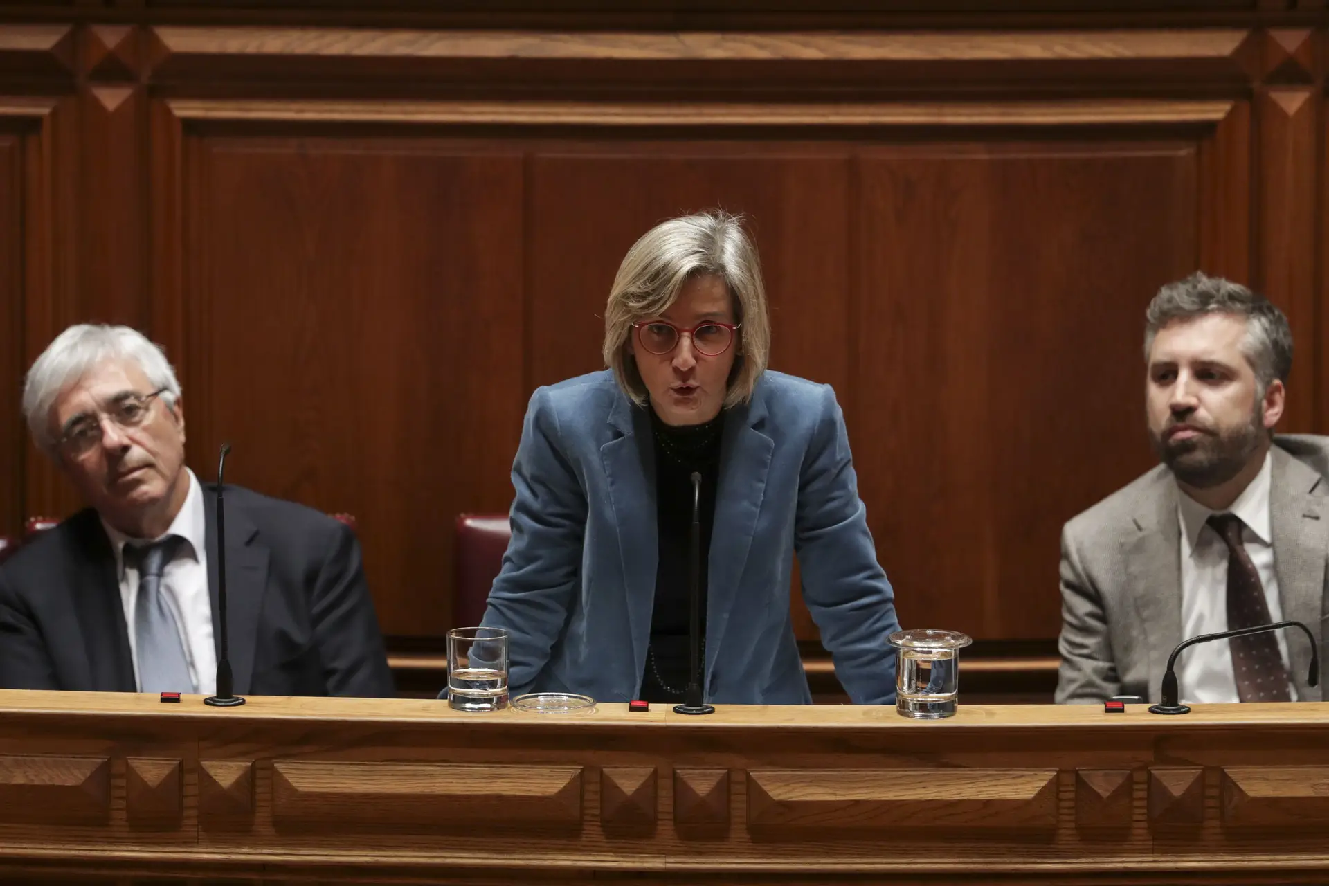 Francisco Ramos, secretário de Estado Adjunto e da Saúde, à esquerda da ministra da Saúde, Marta Temido