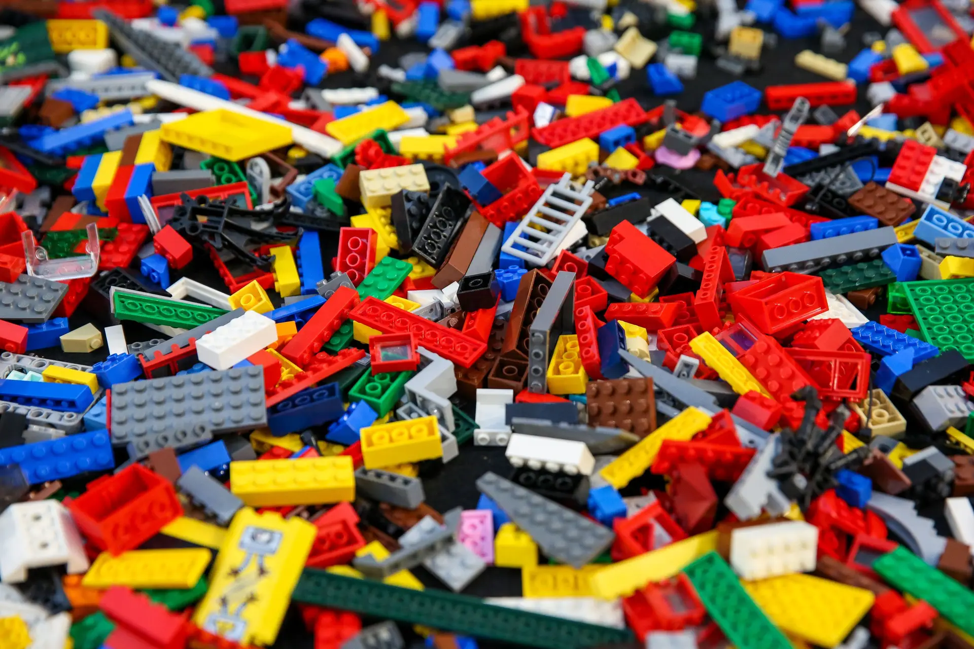 Lucro da Lego desliza menos de 3% na primeira metade do ano