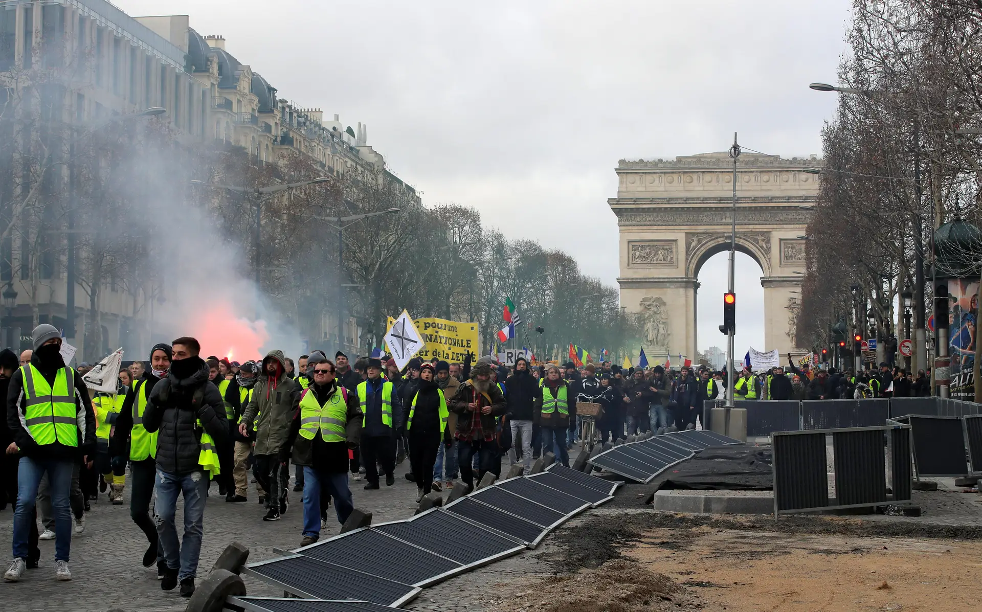 Macron sem solução para resolver a crise dos coletes amarelos
