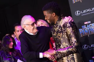 Stan Lee com Chadwick Boseman, o ator que interpreta Black Panther, na estreia do filme