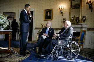 Dick Cheney com Joe Biden e Barack Obama, em 2008, na tomada de posse do novo presidente 