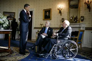 Dick Cheney com Joe Biden e Barack Obama, em 2008, na tomada de posse do novo presidente
