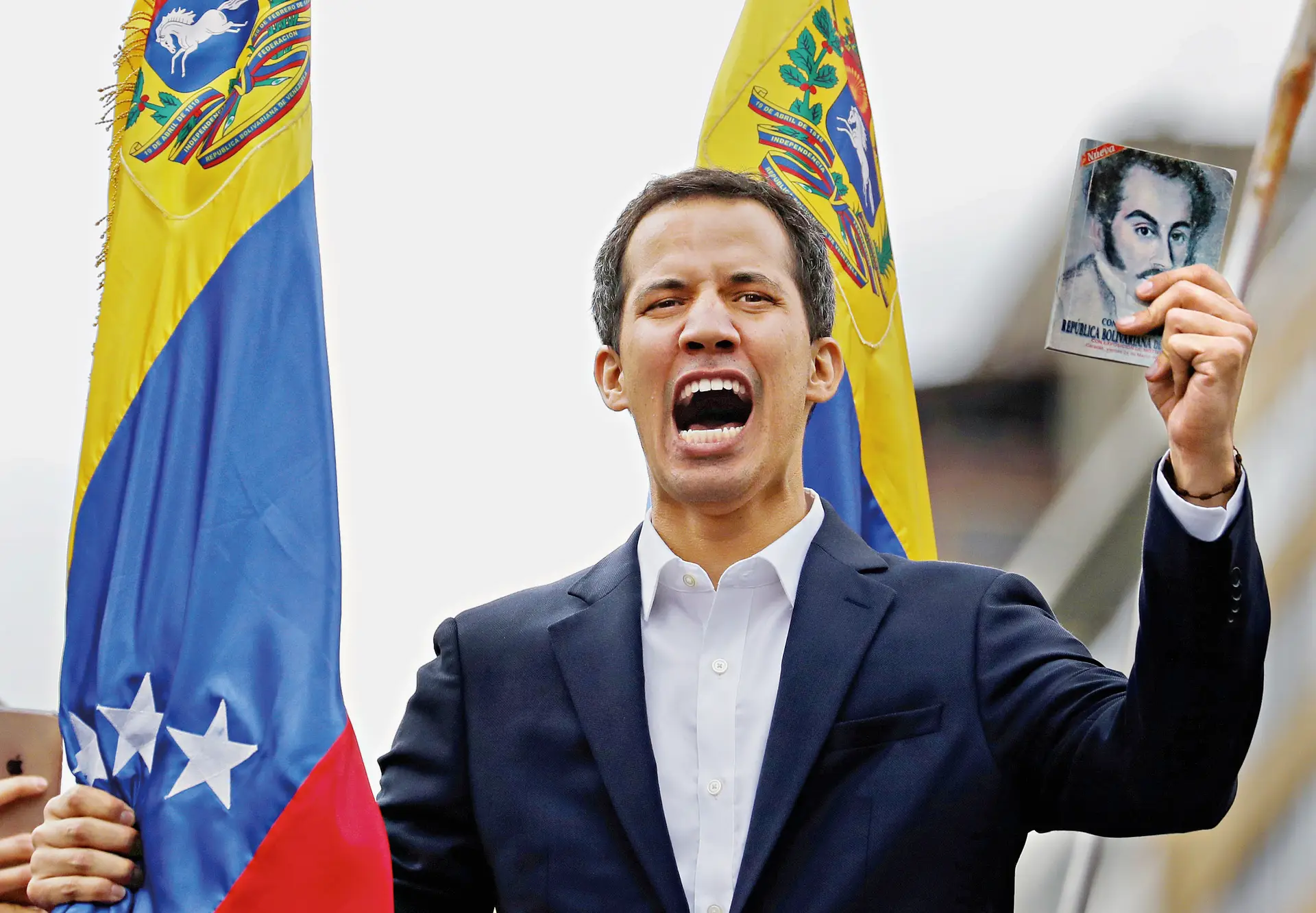 O presidente interino Juan Guaidó garante que a ajuda humanitária entrará no país este sábado 