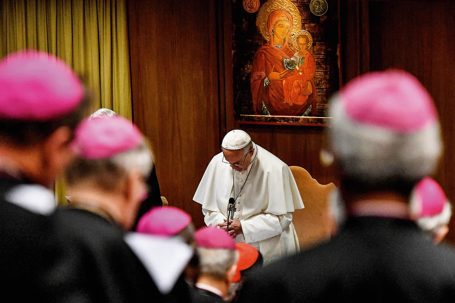O Papa a rezar perante os 190 participantes  na cimeira sobre abusos sexuais cometidos por padres, reunida desde quinta-feira no Vaticano 