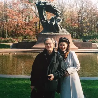 Svetlana Sequeira Costa com o pai, o pianista Sequeira Costa, em Varsóvia, no ano 2000 <span class="creditofoto">Foto Cortesia de Svetlana Sequeira Costa</span>