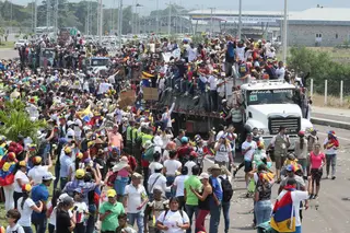 Um dia de confrontos com camiões bloqueados nas fronteiras da Venezuela com a Colômbia e o Brasil