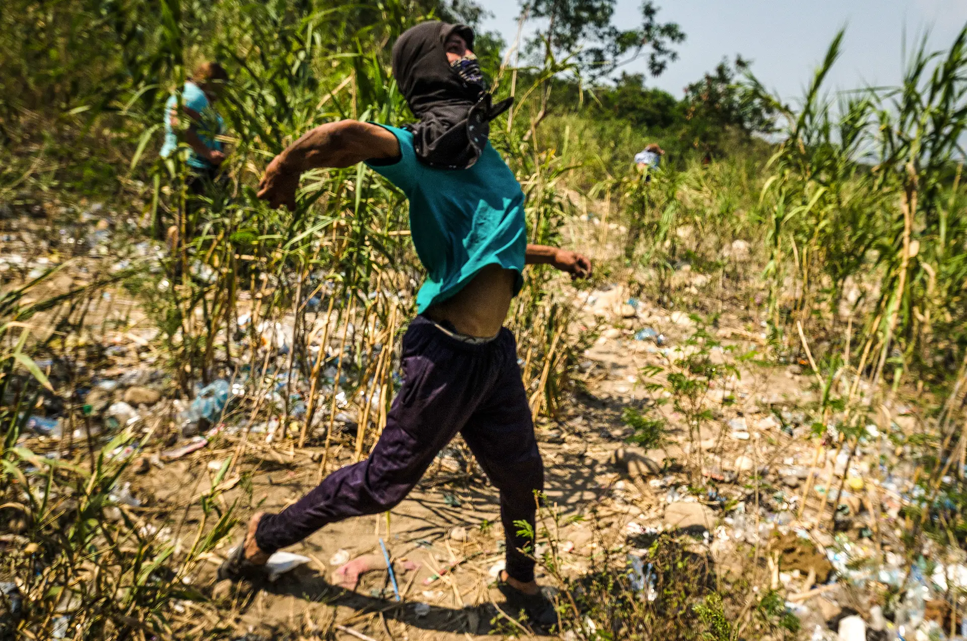 Venezuelana contabiliza 315 feridos em confrontos na fronteira com a Colômbia