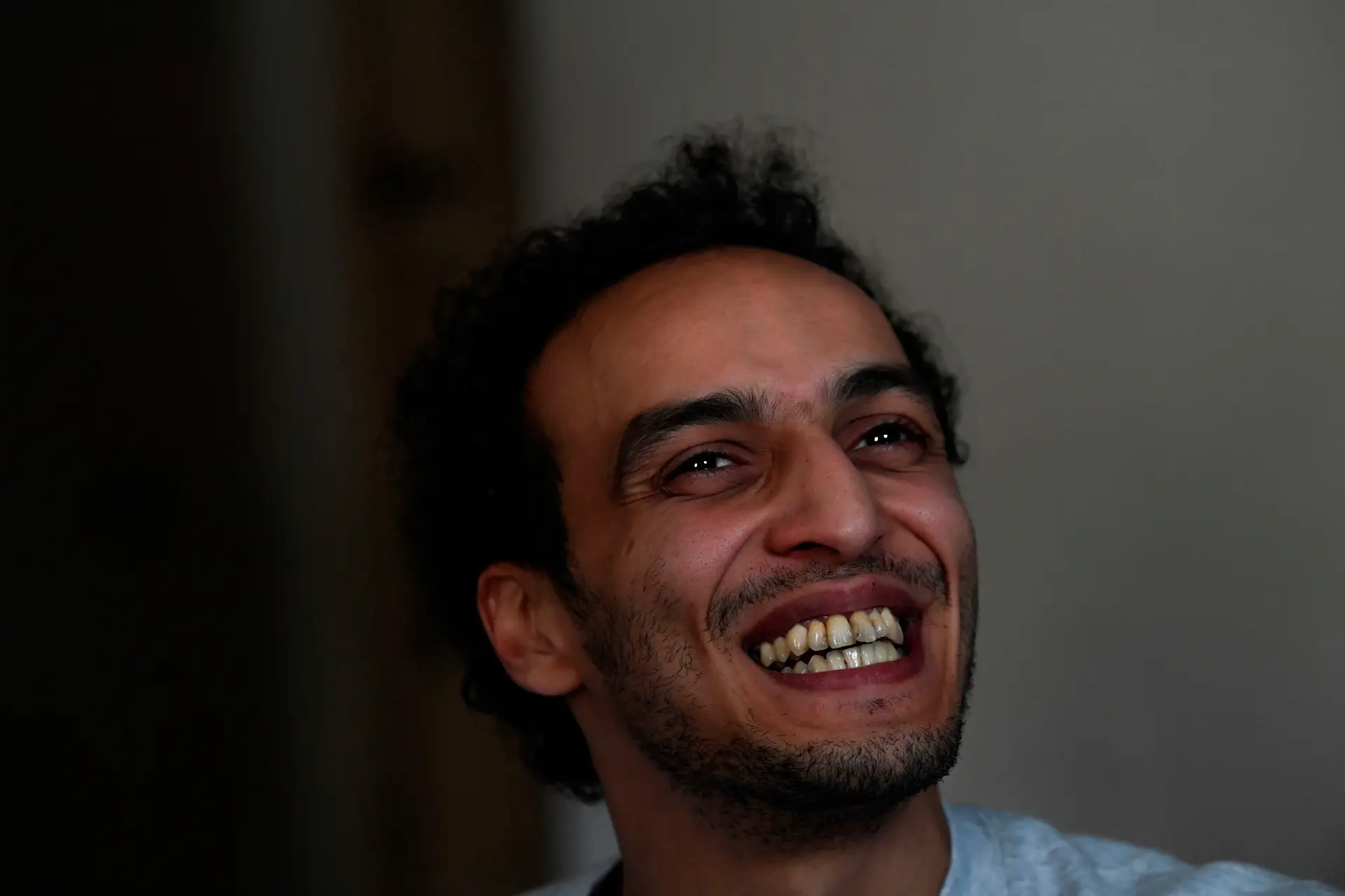 Fotojornalista egípcio Shawkan sai em liberdade após cinco anos de prisão