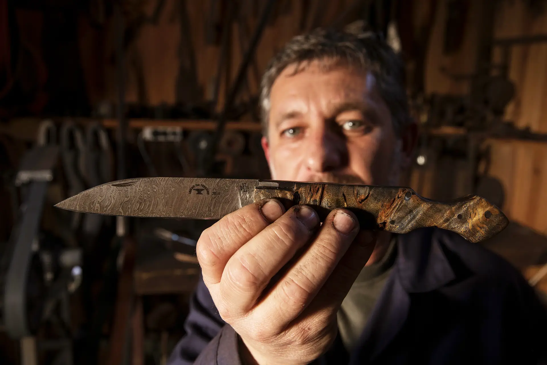 Da oficina Lombo do Ferreiro saem apenas modelos tradicionais, muitos deles recriações históricas, feitas sem pressa e no melhor aço. Carlos Norte ficou surpreendido quando descobriu um vasto mercado para as suas facas e para a sua arte